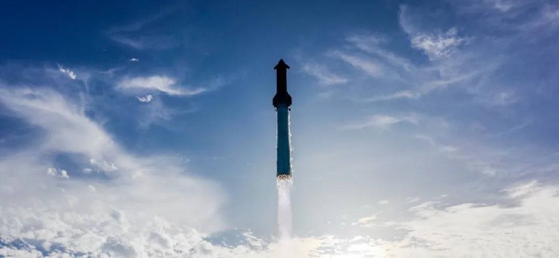 SpaceX 第十次星舰试飞成功在连续两日推迟发射后，SpaceX 于当地时间 26 日下午 18 时成功完成了「星舰」的第十次试飞，此次任务重点目标包括让飞船部署模拟卫星、在太空中进行发动机重新点火测试等内容