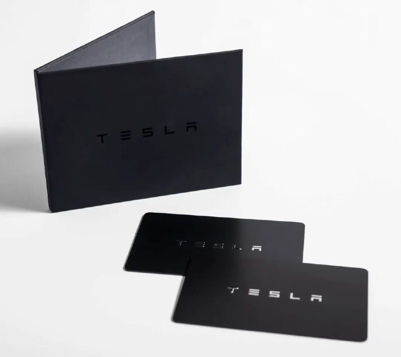 特斯拉将取消标配实体钥匙卡特斯拉近日更新了其《车主手册》，新版手册更改了先前有关实体钥匙卡的描述，此前「特斯拉为您提供两张 Model 3 / Y 专用钥匙卡，设计可轻松放入钱包」的句子在新版手册中被移除